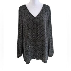 Chelsea & Theodore Black & White Geo Print V-Neck Blouse